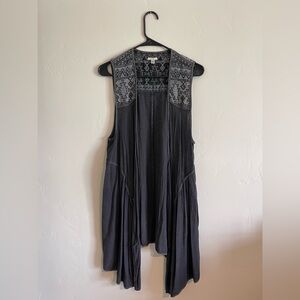 Ecote Black and Gray Geometric Vest